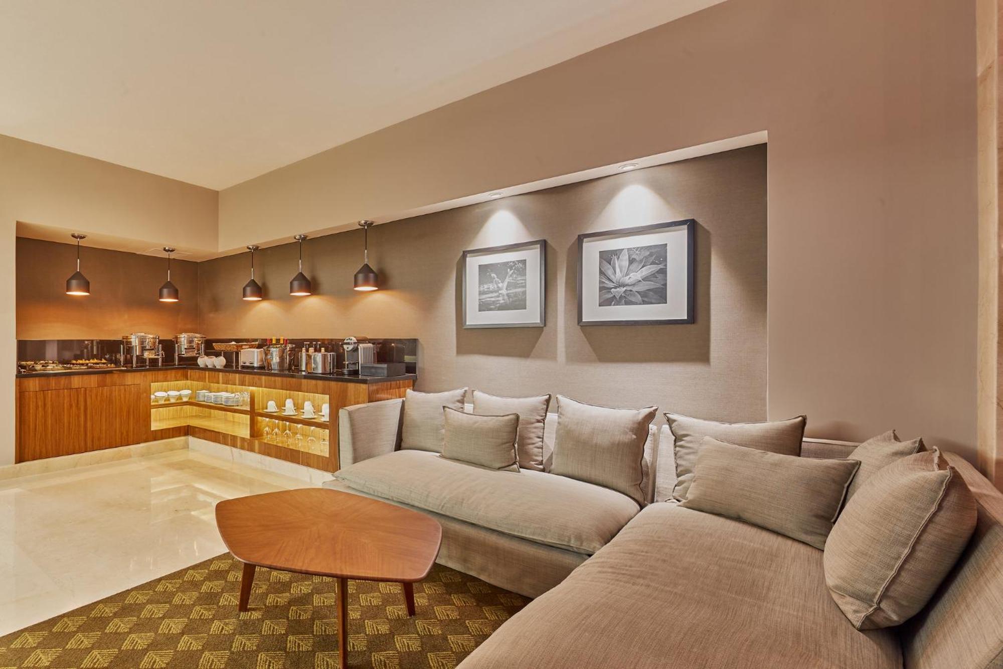 Club King Room